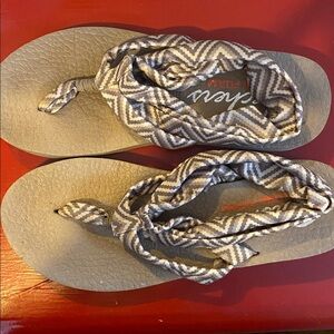 Skechers Gray and White Patterned Fabric Wrap Sandals